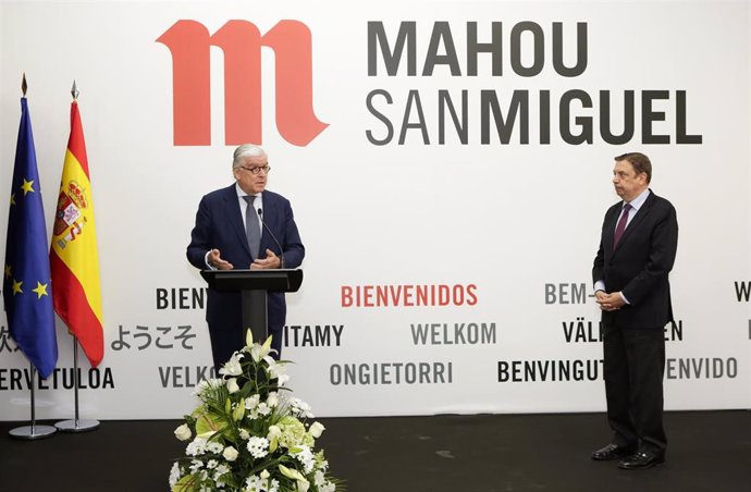 El ministro de Agricultura, José Luis Planas, en la fábrica Mahou San Miguel en Alovera