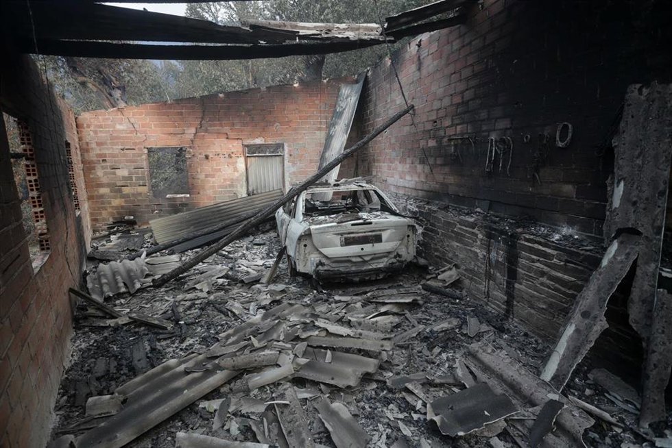 Interior de un garaje y un coche quemados por el incendio de Folgoso do Courel, a 18 de julio de 2022, Lugo