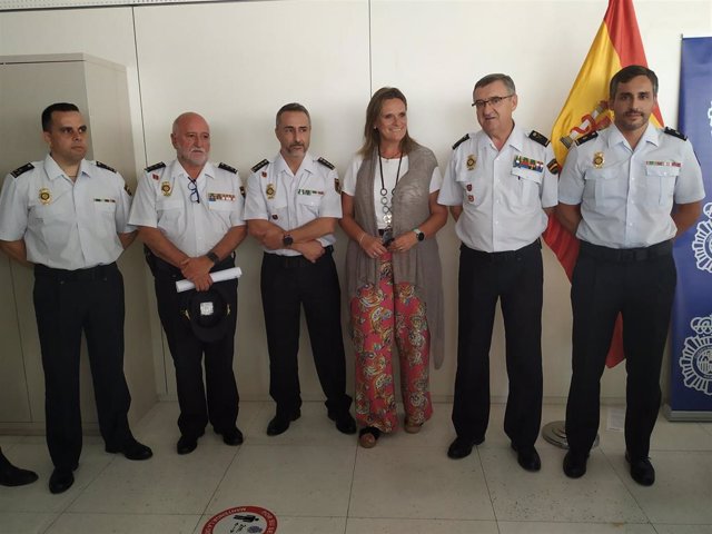 La delegada del Gobierno en Extremadura, Yolanda García Seco, junto a mandos policiales que han participado en la investigación del robo de las botellas del restaurante Atrio en Cáceres