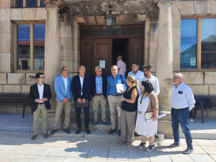 El consejero de Turismo, Gonzalo Santonja, con representantes de los ayuntamientos de Covaleda y Duruelo.