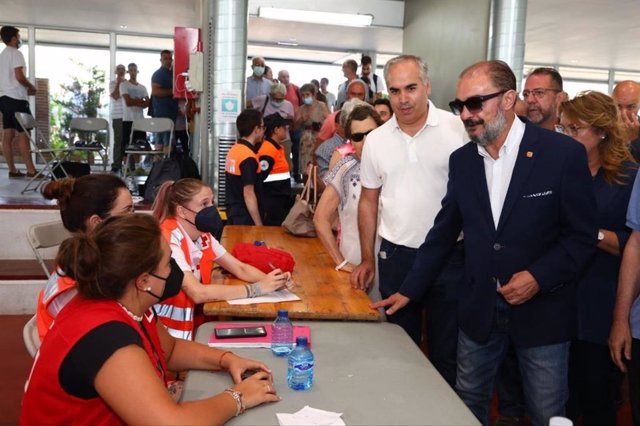 El presidente del Gobierno de Aragón, Javier Lambán, durante su visita al recinto ferial de Calatayud donde se encuentran alrededor de 180 vecinos procedentes de las localidades desalojadas por el incendio de Ateca.