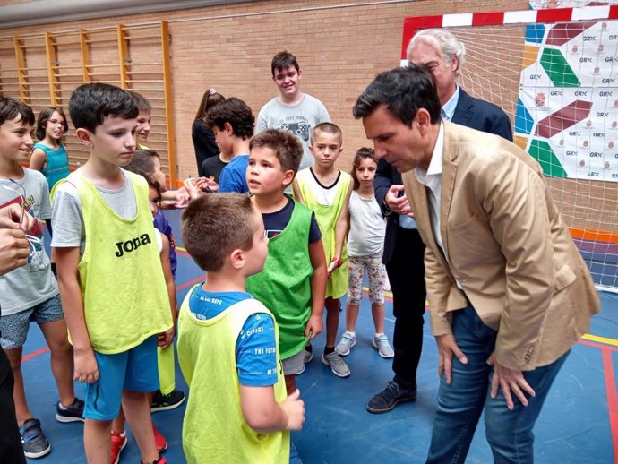 El alcalde de Granada, Francisco Cuenca, junto a varios niños en una imagen de archivo. (archivo).