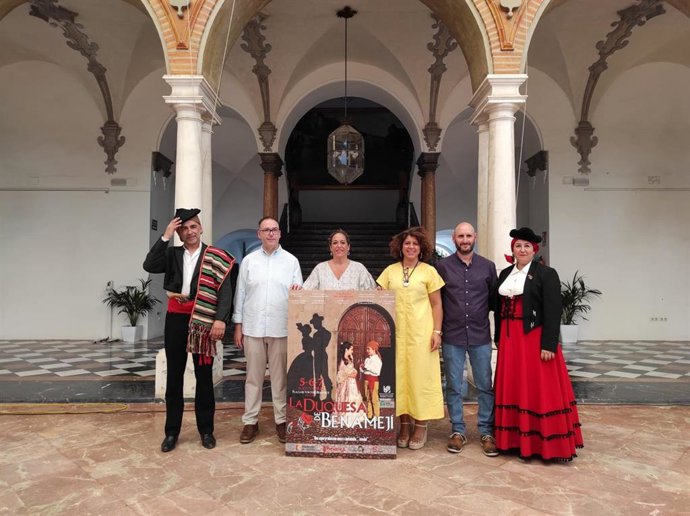 La delegada de Cultura de la Diputación de Córdoba, Salud Navajas (tercera por la izda.), en la presentación de 'La duquesa de Benamejí'.