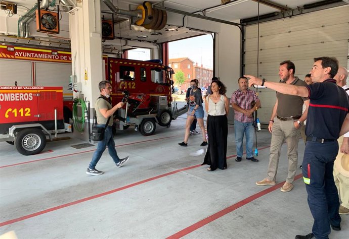 El jefe de Servicio de Bomberos de Valladolid, Javier Reinoso, explica la actuación llevada a cabo en el parque de Bomberos de Canterac al alcalde, Óscar Puente.