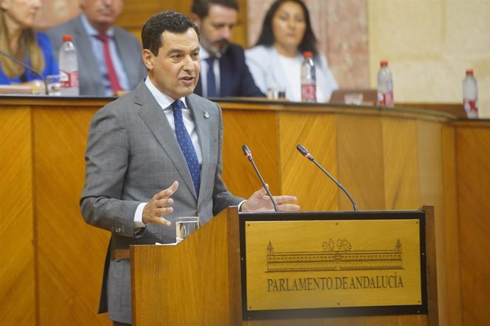 Juanma Moreno, en la primera jornada del debate de investidura, en el Parlamento andaluz.