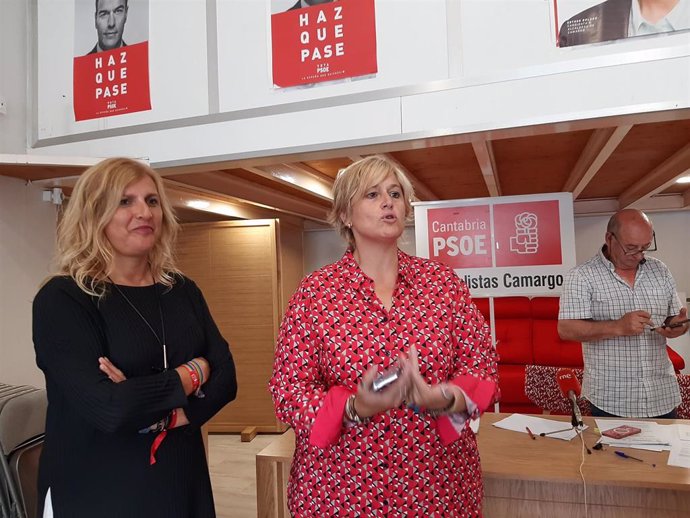 La secretaria de Organización del PSOE de Cantabria, Noelia Cobo, junto a la alcaldesa de Camargo, la socialista Esther Bolado, al término de una rueda de prensa en Maliaño para exigir responsabilidades al socio de gobierno en el municipio, el PRC