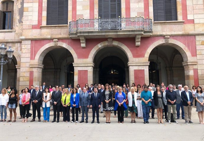 Minut de silenci davant la faana del Parlament