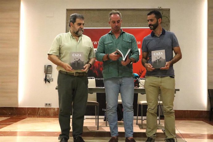 El presidente de Fedexcaza y dos profesores de la UEx en la presentación del informe anual sobre el sector cinegético en Extremadura