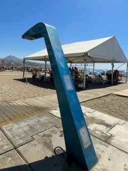 Málaga cuenta con un nuevo punto asistido para personas con discapacidad en la playa de La Malagueta