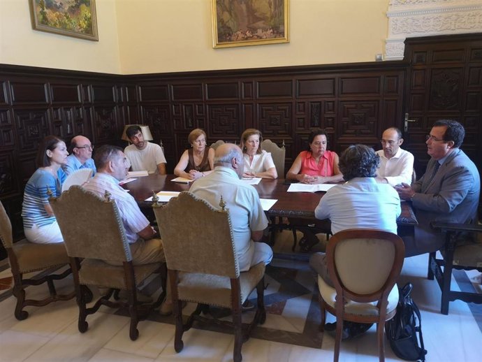 Cabrera explica a las entidades vecinales del Casco Antiguo el cronograma del 'Plan Respira'.