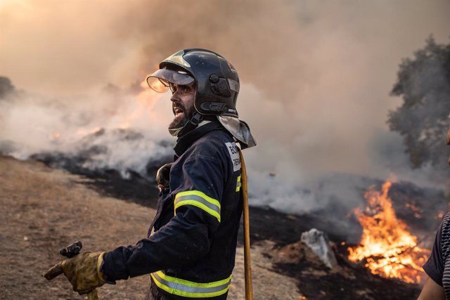 Un bombero trabaja en el incendio de Losacio, a 17 de julio de 2022, en Losacio, Zamora, Castilla y León (España). Un brigadista de una autobomba que trabajaba en la extinción del incendio ha fallecido víctima del rápido avance de las llamas en la zona. D