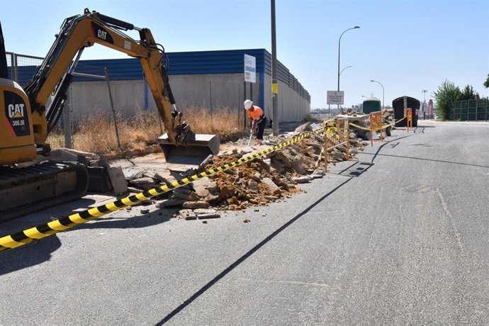 Trabajos de urbanización en la calle Isadora Duncan de Tomares.