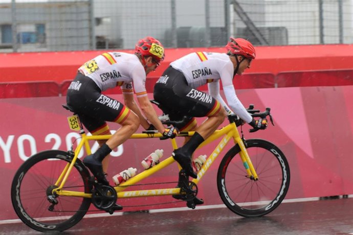 Archivo - Noel Martín y Christian Venge durante la prueba de ruta del ciclismo de los Juegos Paralímpicos de Tokio