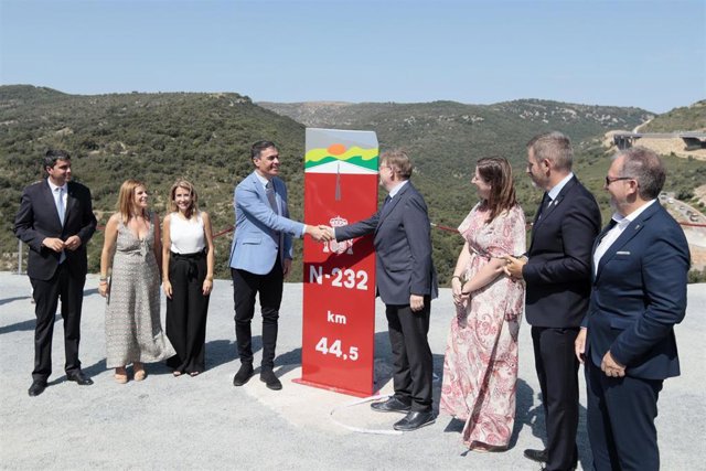 Pedro Sánchez asiste a la inauguración del acondicionamiento de la N-232 a su paso por el Puerto de Querol