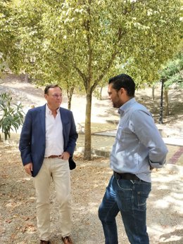 El delegado de Medio Natural y Carreteras de la Diputación de Córdoba, Francisco Palomares (izda.), junto al alcalde de Espejo, Florentino Santos, visita el parque El Chorro.