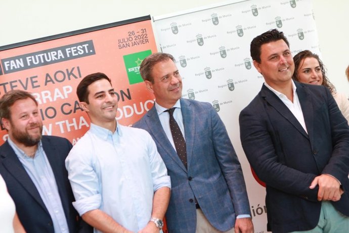 (De Izquierda A Derecha) Yayo Delgado, Director De Comunicación De Estrella De Levante; Álvaro Vargas, Director Del Festival; El Consejero De Presidencia, Turismo, Cultura Y Deportes, Marcos Ortuño, Y El Alcalde De San Javier, José Miguel Luengo.