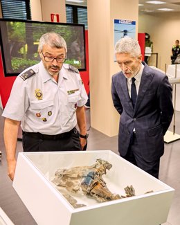 El ministro del Interior, Fernando Grande-Marlaska, visita  la exposición en homenaje a las Fuerzas y Cuerpos de Seguridad del Estado en Ermua, en marcada en los actos del XXV aniversario del secuestro y asesinato de Miguel Ángel Blanco.