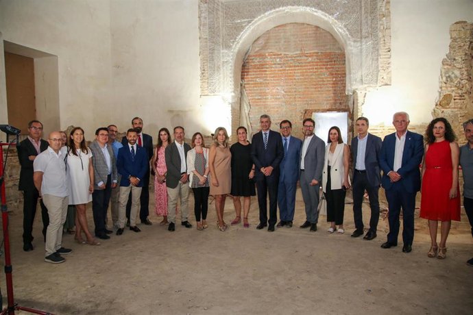 Distintas administraciones con participación en el Consorcio de Toledo visita el salón rico del Corral de Don Diego.