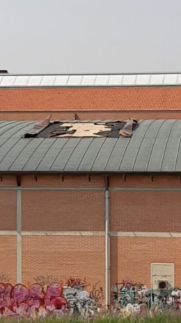 Tejado del gimnasio donde se aprecia la falta de placas.