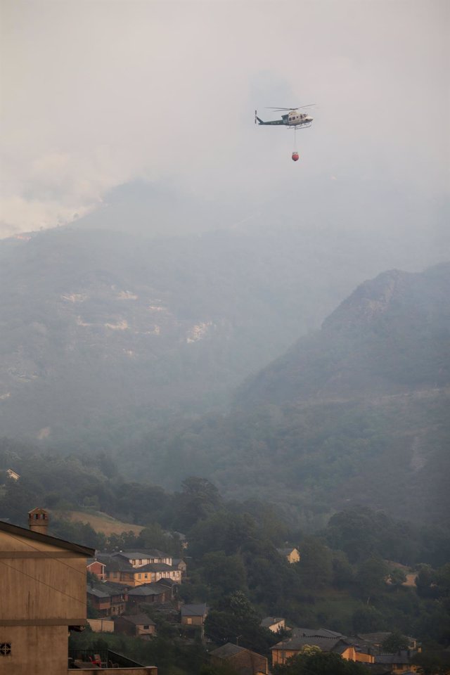 Un helicóptero trabaja en la extinción del incendio de Folgoso do Courel, a 18 de julio de 2022, en Folgoso do Courel, Lugo, Galicia (España). La superficie arrasada por los principales incendios registrados en Galicia ya supera las 9.000 hectáreas, según