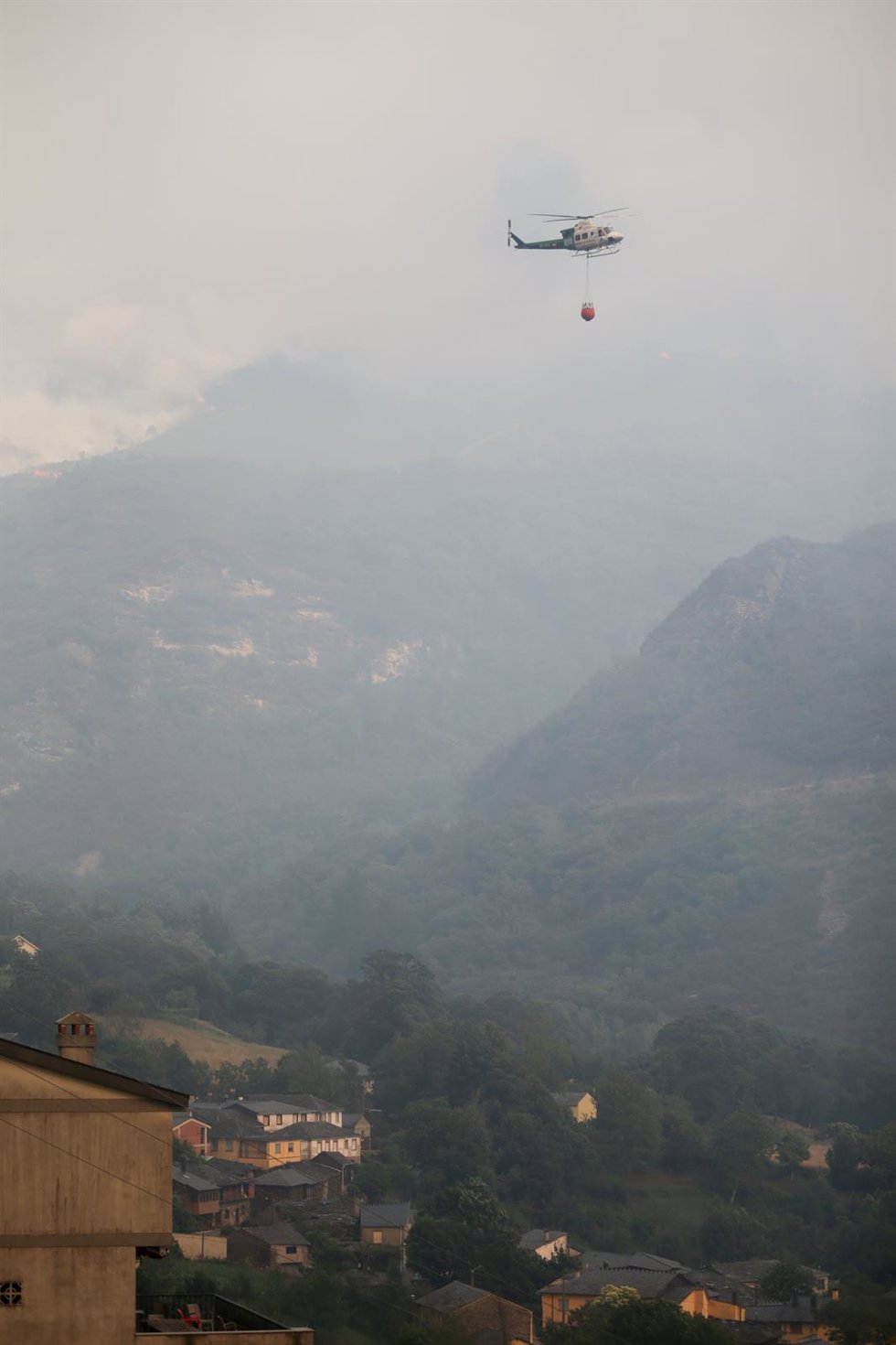 Un helicóptero trabaja en la extinción del incendio de Folgoso do Courel, a 18 de julio de 2022, en Folgoso do Courel, Lugo, Galicia (España). La superficie arrasada por los principales incendios registrados en Galicia ya supera las 9.000 hectáreas, seg