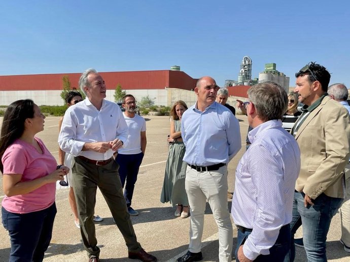 El presidente del PP en Aragón, Jorge Azcón, ha visitado la localidad de Andorra