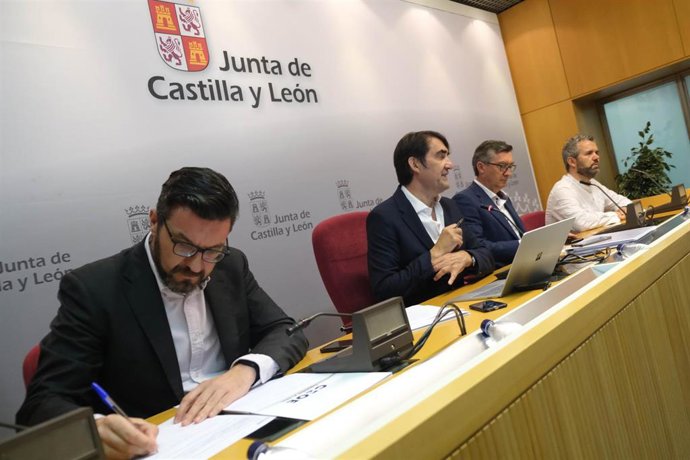 El consejero de Medio Ambiente, Vivienda y Ordenación del Territorio, Juan Carlos Suárez-Quiñones, segundo por la izquierda, en la rueda de prensa.