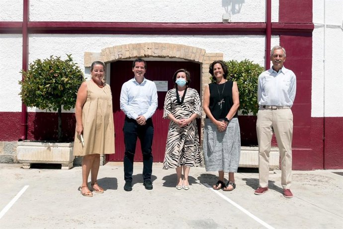 El consejero Irujo y la consejera Gómez, junto a las hermanas Esparza y el vicepresidente del consejo de administración, Javier Sainz de los Terreros.
