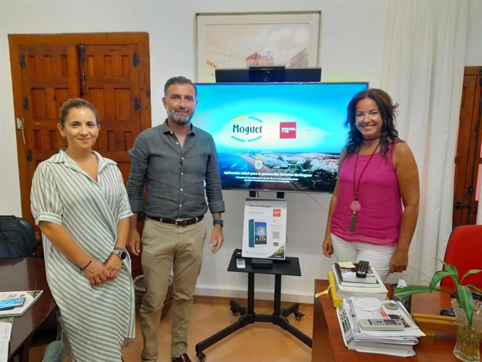 La delegada de Turismo de la Junta en Huelva en funciones, María Ángeles Muriel, junto al alcalde de Moguer, Gustavo Cuéllar.