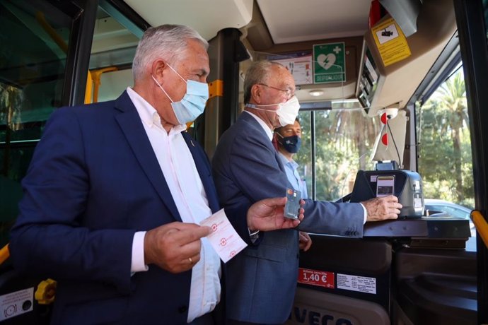 El alcalde de Málaga, Francisco de la Torre, y junto al concejal de Movilidad, José del Río.