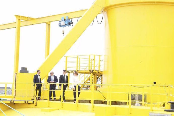 Martin Dornhofer, David Carrascosa,Teresa Ribera y Javier Urgoiti en la botadura de la plataforma de ensayo para prototipos de energía eólica marina DemoSATH en el Puerto de Bilbao.