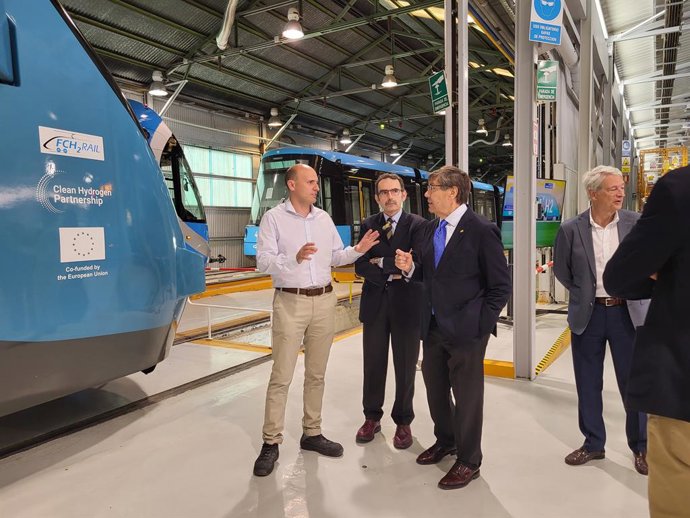 El vicepresidente y consejero de Industria, Competitividad y Desarrollo Empresarial de Aragón, Arturo Aliaga visita la planta de CAF en Zaragoza.