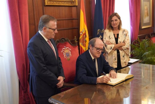 Gabilondo firma en el libro de honor de Melilla junto a su adjunta segunda y el presidente de la Ciudad Autónoma