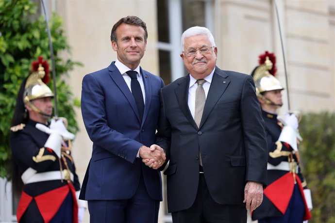 El presidente de Francia, Emmanuel Macron (i), con el presidente de la Autoridad Palestina, Mahmud Abbas (d)