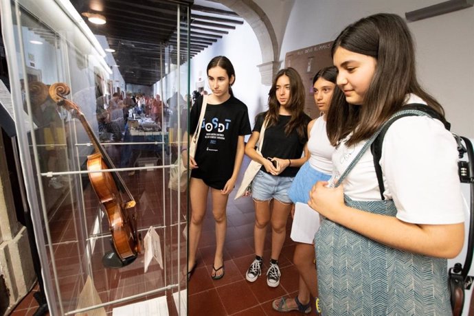 Cervera acoge una feria de lutieres.