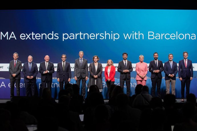 Foto posterior a la roda de premsa de presentació de l'acord d'extensió del Mobile World Congress (MWC) a Barcelona fins al 2030