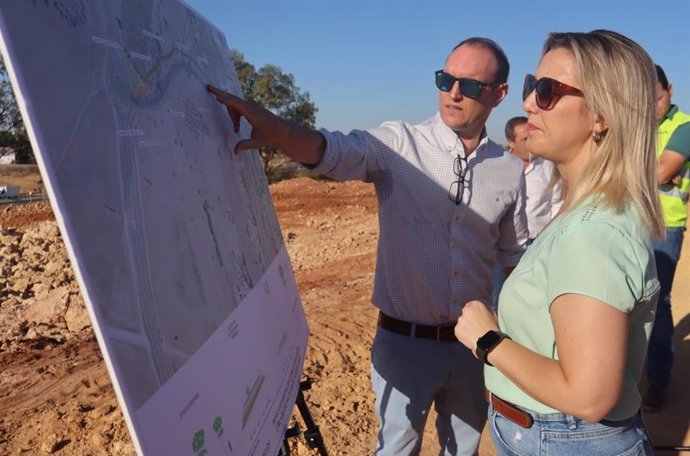 La alcaldesa de Alcalá de Guadaíra, Ana Isabel Jiménez, ha visitado las obras de esta vía que enlaza la A-392 desde la rotonda del vivero con la carretera que llega al Puente del Dragón (A-8033).