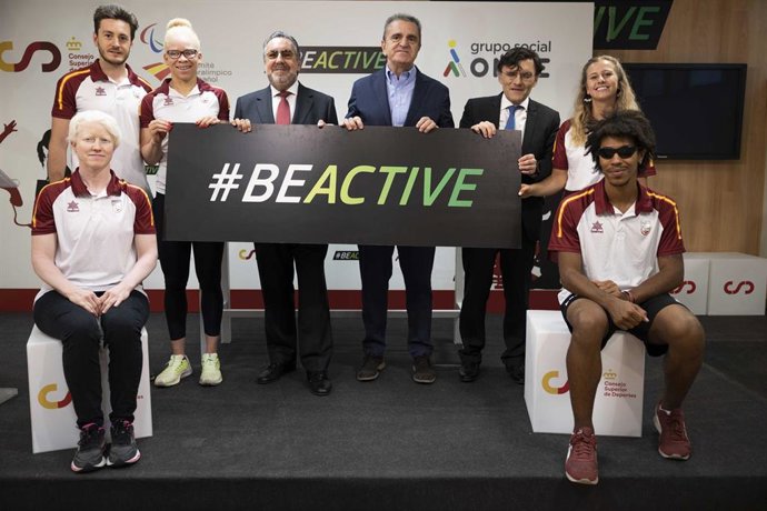 Foto de familia de la adhesión del Comité Paralímpico Español y el Grupo Social ONCE a la Semana Europea del Deporte impulsado por el Consejo Superior de Deportes