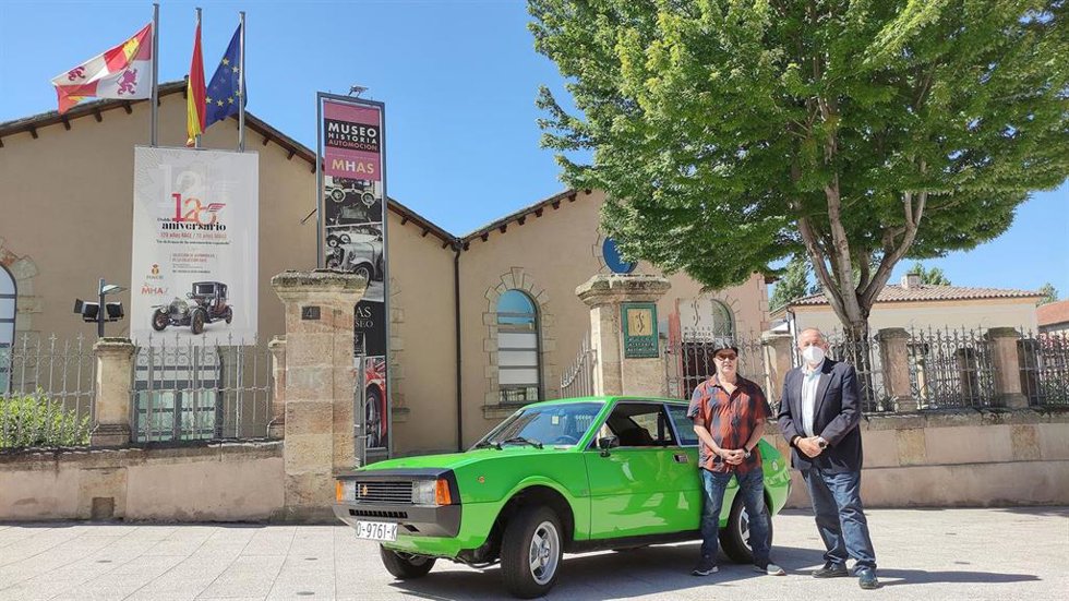 El coleccionista, escritor y aficionado al motor Luis Ángel González López (i) junto al director del MHAS, Luis Miguel Mata, delante del  Seat Sport 1200 Bocanegra de 1976 donado al museo