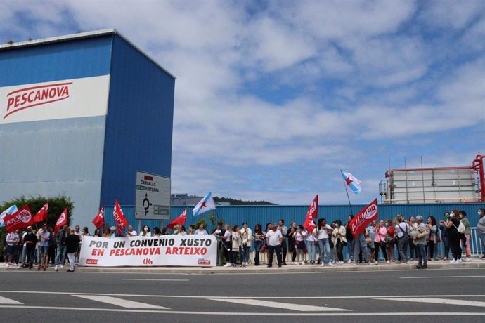Concentración de trabajadores/as de la planta de Nueva Pescanova en Arteixo (A Coruña).