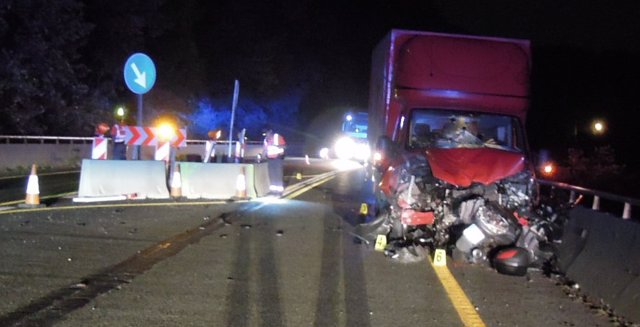 Accidente de tráfico en la carretera N-121-A entre un camión y una moto, en el que ha fallecido el motorista.