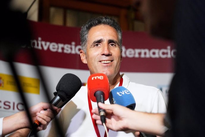 El ciclista Miguel Indurain ofrece declaraciones a los medios en la UIMP