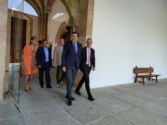 El rector de la USAL, Ricardo Rivero (d), junto al consejero de Economía y Hacienda, Carlos Fernández Carriedo, en el Colegio Fonseca de Salamanca.