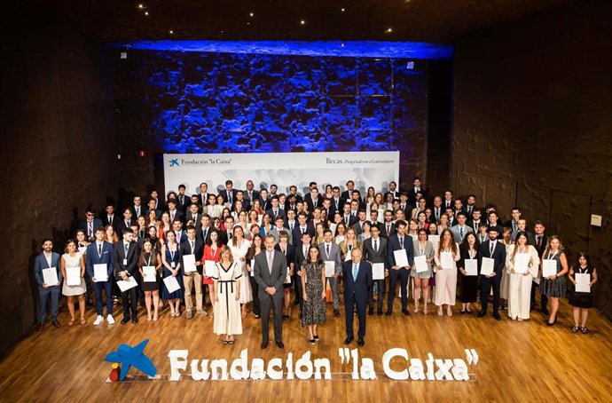 Sus Majestades los Reyes de España han presidido la ceremonia de entrega de las becas de posgrado en el extranjero de la Fundación la Caixa, otorgadas a los 120 universitarios seleccionados en la convocatoria de 2021.