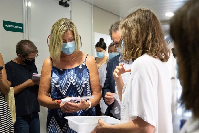 La consellera de Salud y Consumo, Patricia Gómez, durante su visita, este miércoles, a Son Espases.