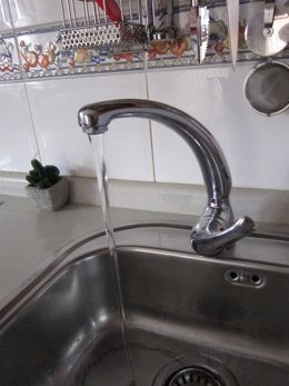 Archivo - Imagen de recurso de agua saliendo de un grifo de una cocina.