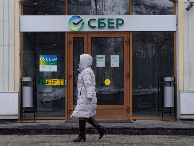 Archivo - 08 March 2022, Russia, Moscow: A woman walks past the office of Sberbank, the largest universal bank in Russia and Eastern Europe. Photo: Alexander Sayganov/SOPA Images via ZUMA Press Wire/dpa