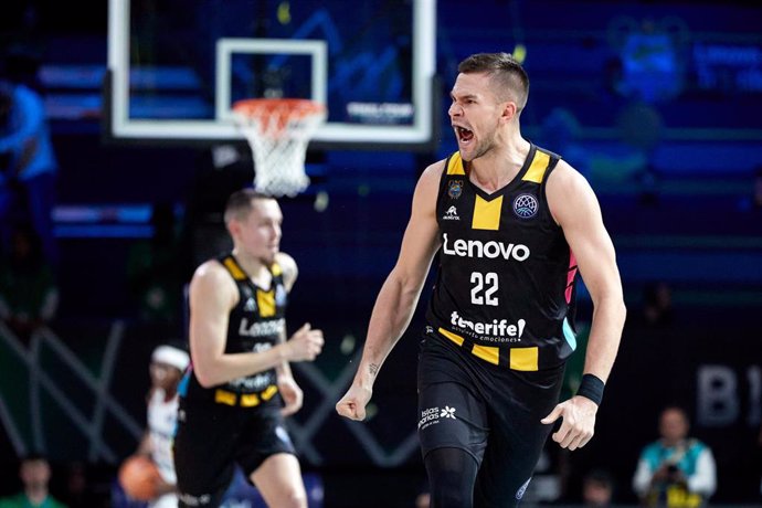 Archivo - Emir Sulejmanovic celebra una canasta durante la final de la Champions League de la FIBA ante el BAXI Manresa