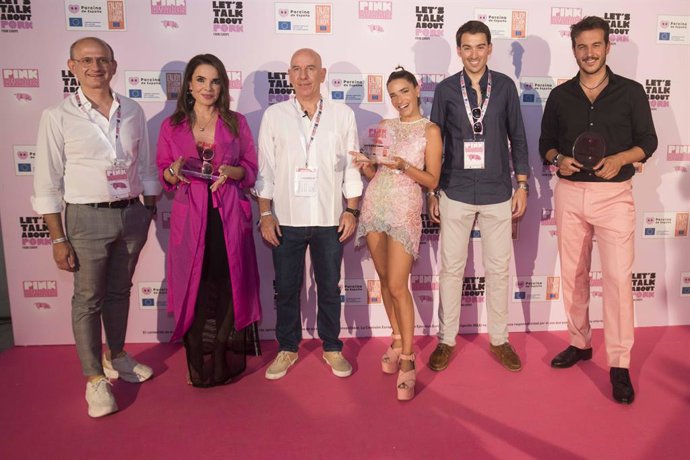 Representantes de Interporc posan junto a los premiados.