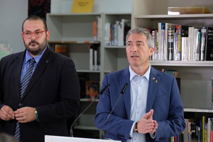 El conseller d'Educació de la Generalitat, Josep Gonzlez-Cambray, al costat de l'alcalde de Mataró, David Bote